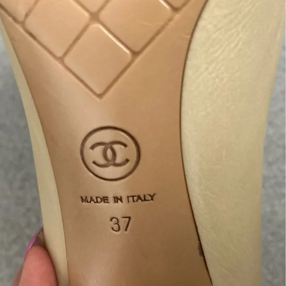 ❗️SOLD❗️ CHANEL Beige And Black Goatskin Cap Toe Heels CC Size 37 US 7 Pumps - Picture 10 of 14